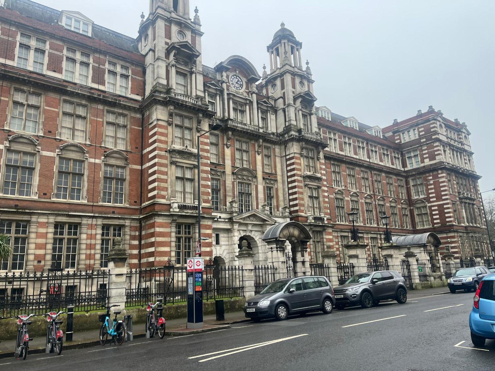 Apartment Bright And Airy One Bedroom Condo, Olympia, Kensington London