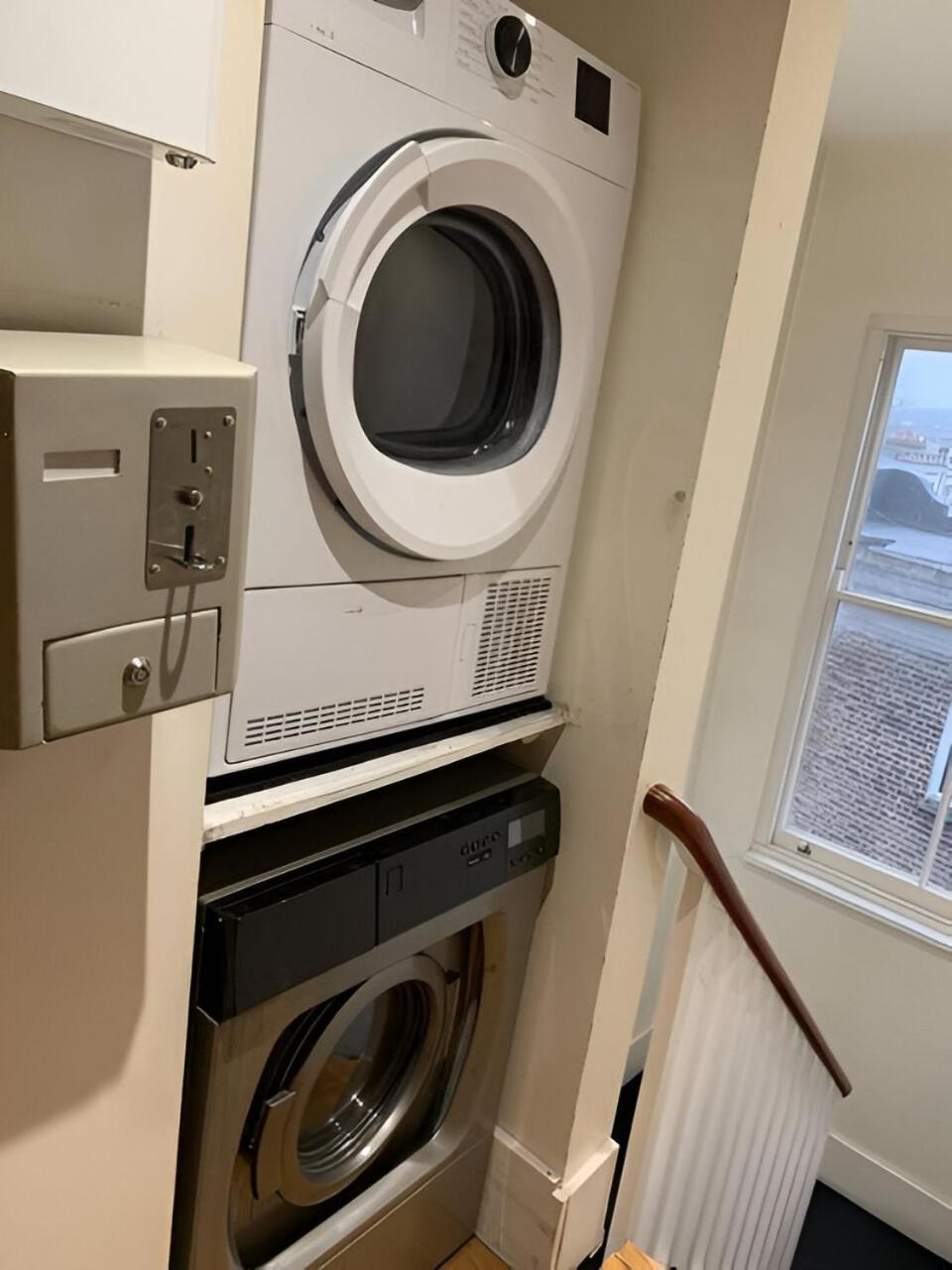 Bright And Airy One Bedroom Condo, Olympia, Kensington