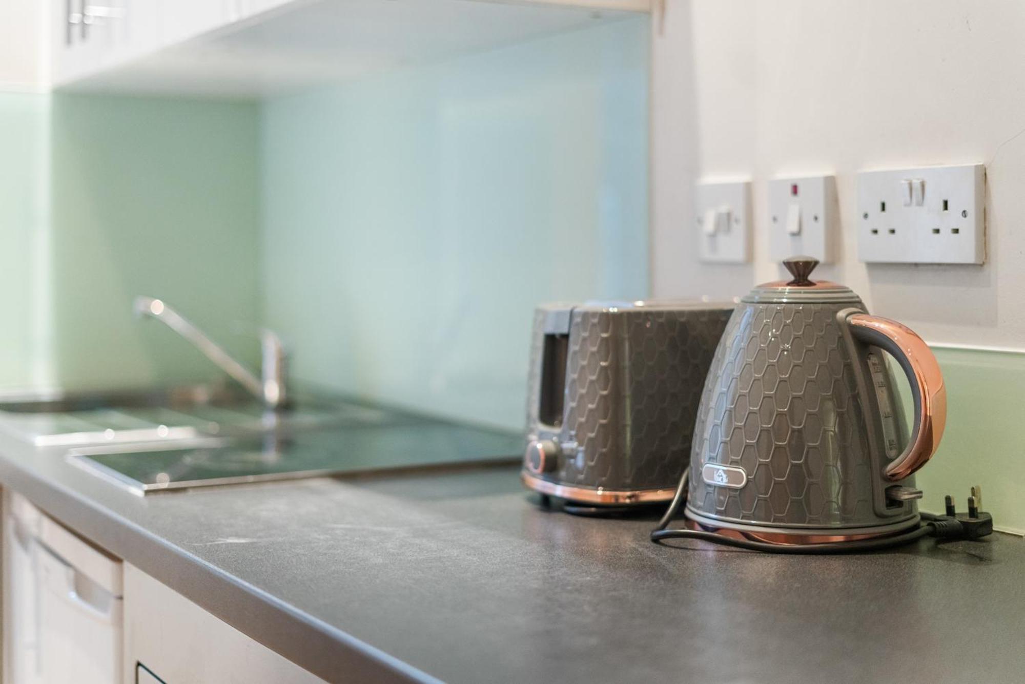 Bright And Airy One Bedroom Condo, Olympia, Kensington Apartment London