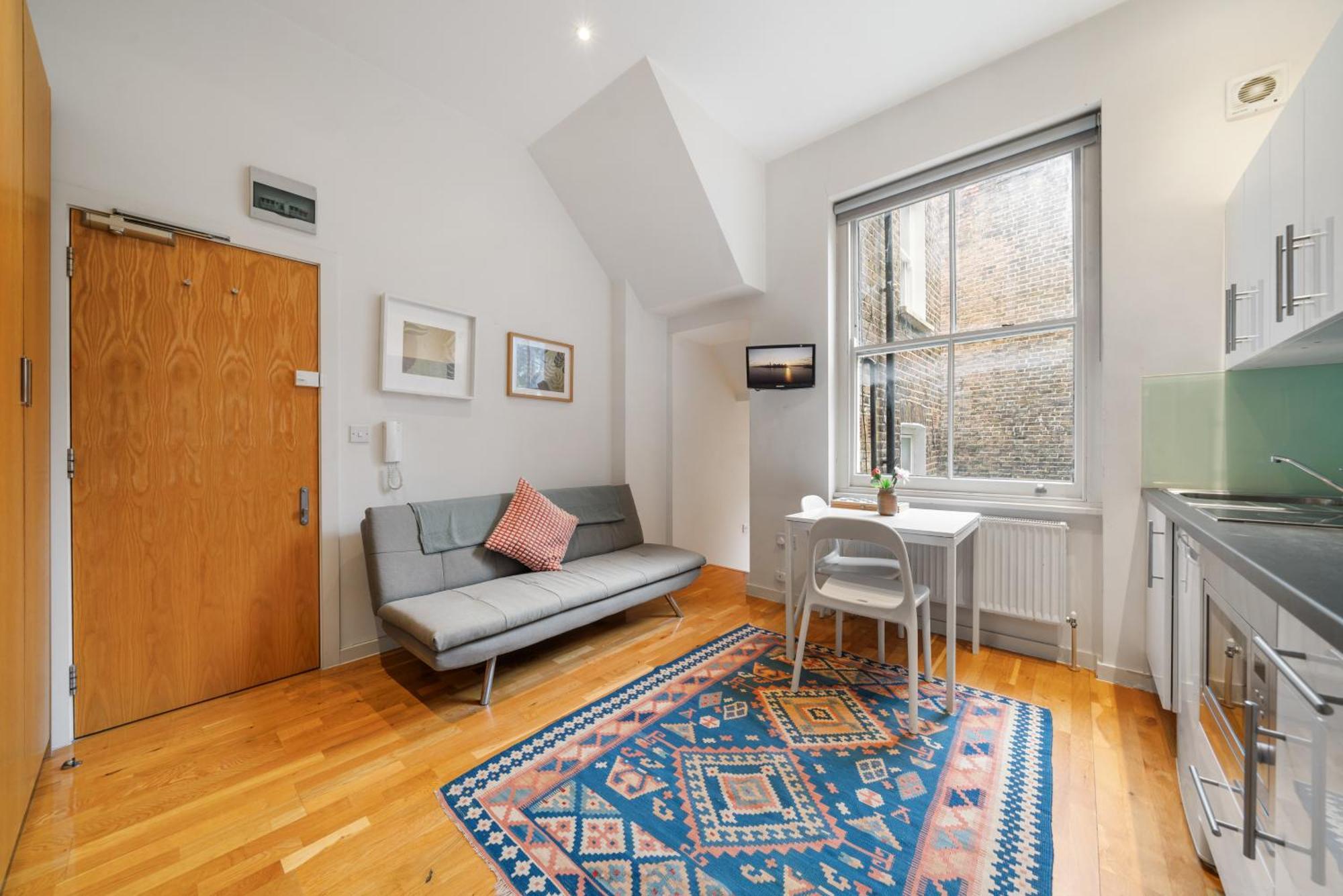Apartment Bright And Airy One Bedroom Condo, Olympia, Kensington London