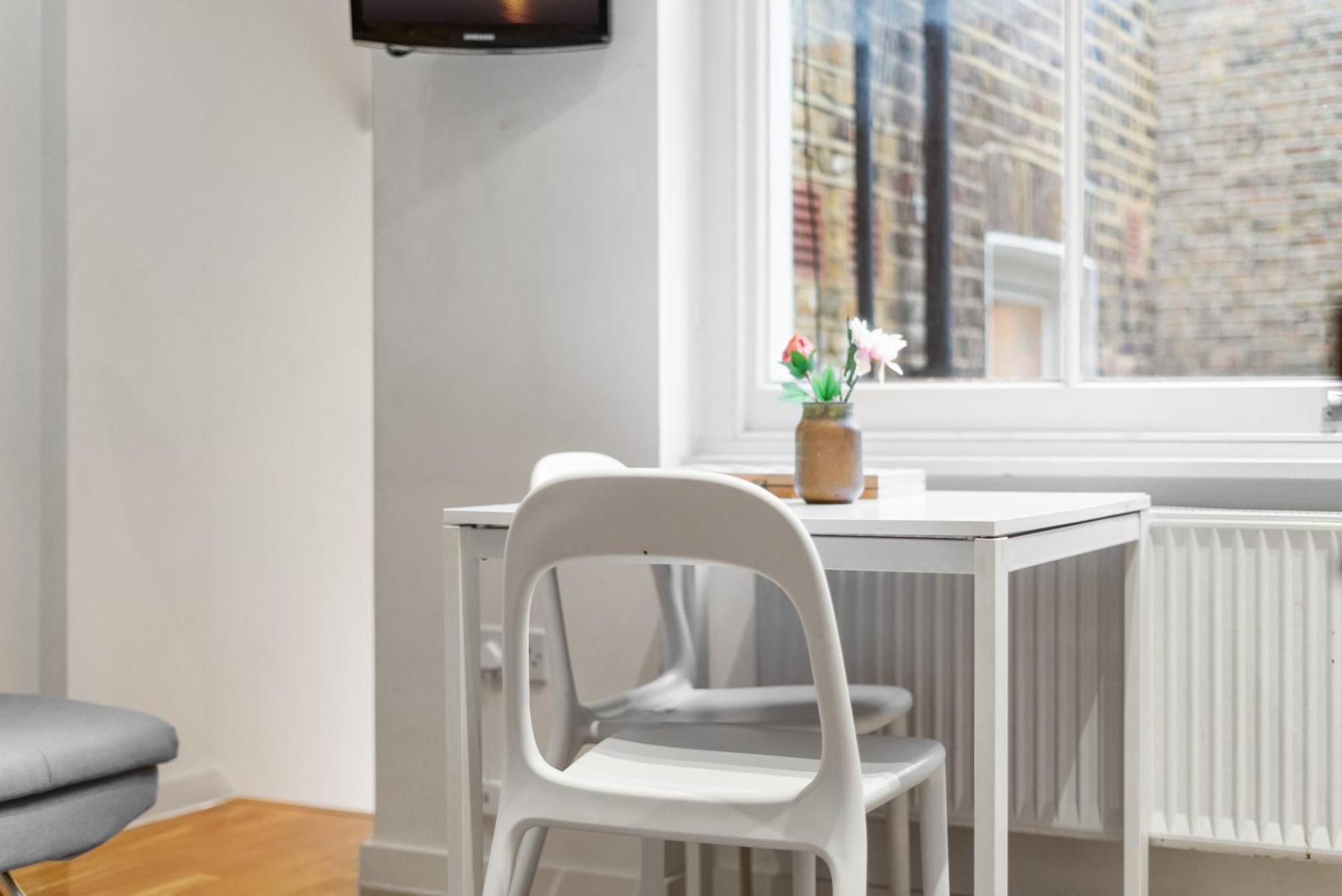 Bright And Airy One Bedroom Condo, Olympia, Kensington Apartment *