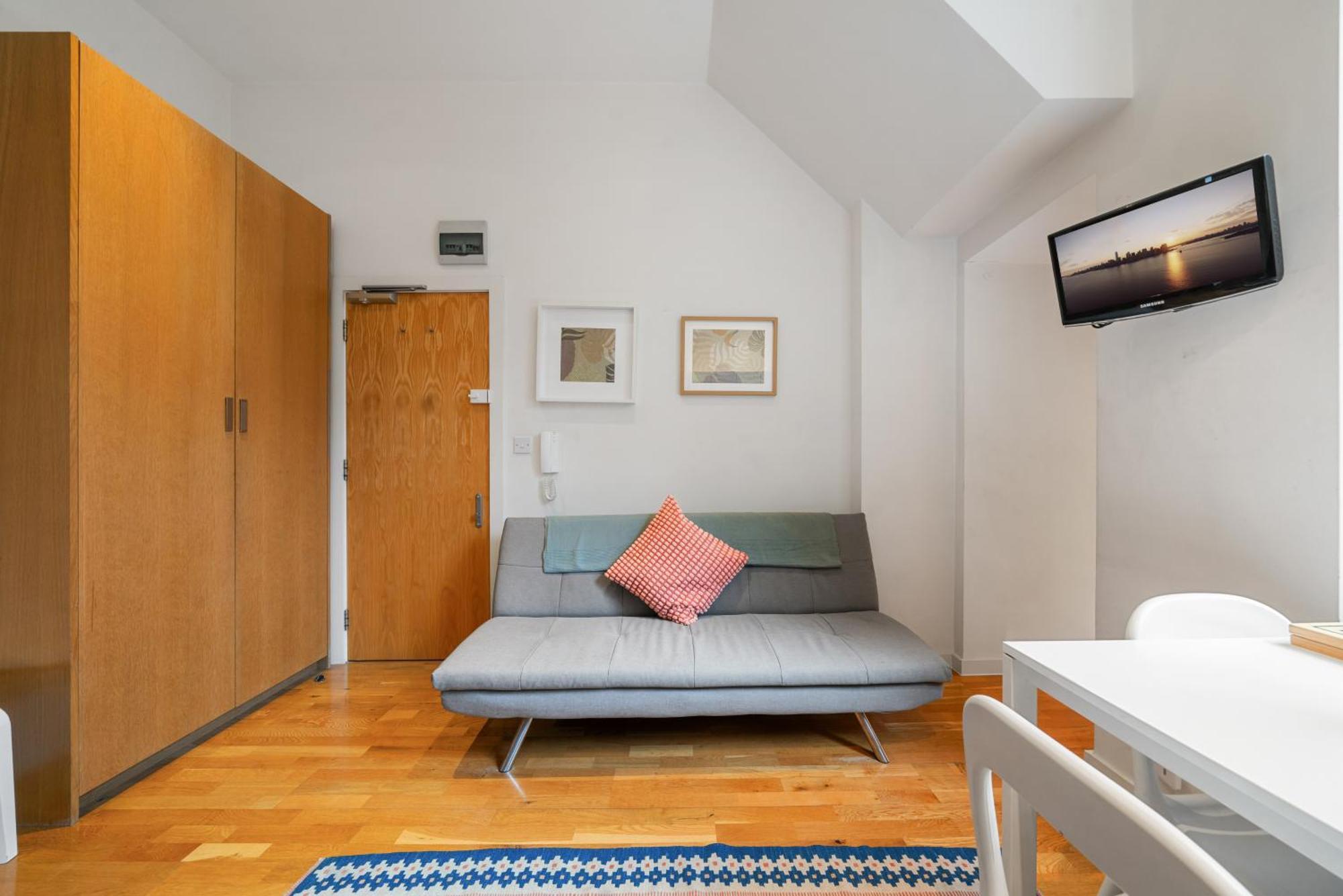 Bright And Airy One Bedroom Condo, Olympia, Kensington *