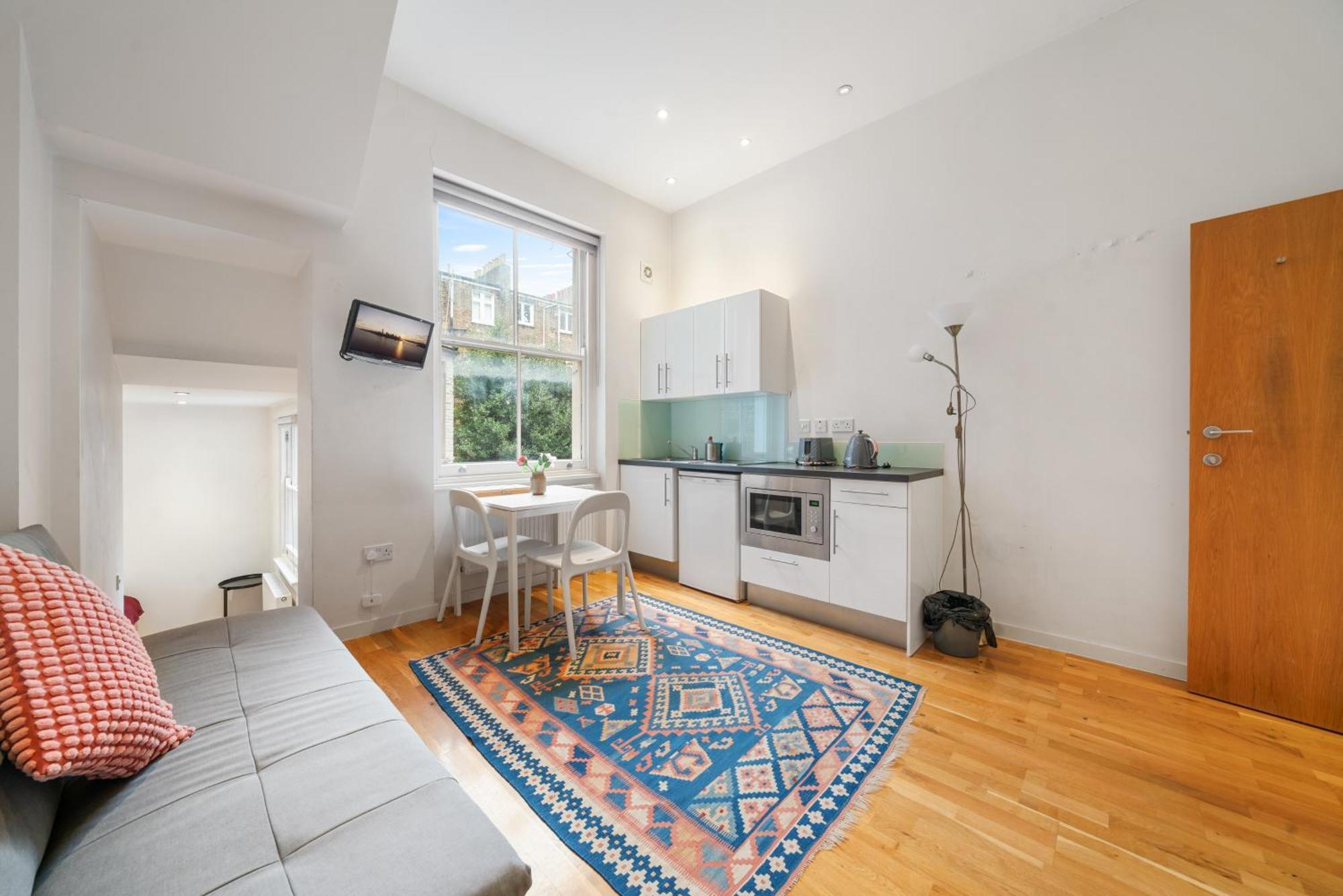 Bright And Airy One Bedroom Condo, Olympia, Kensington London