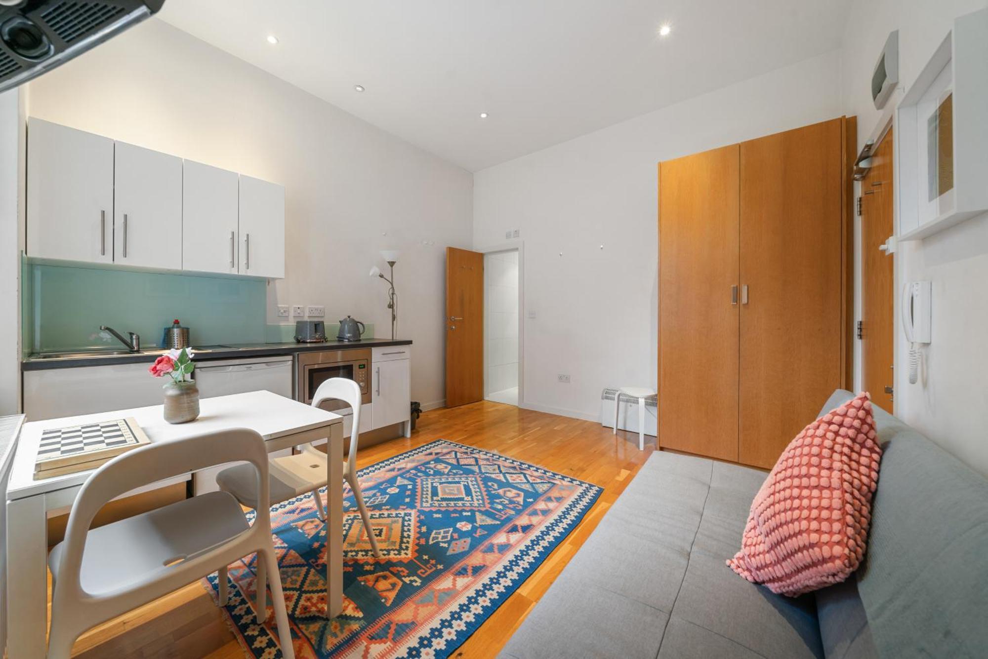 Bright And Airy One Bedroom Condo, Olympia, Kensington