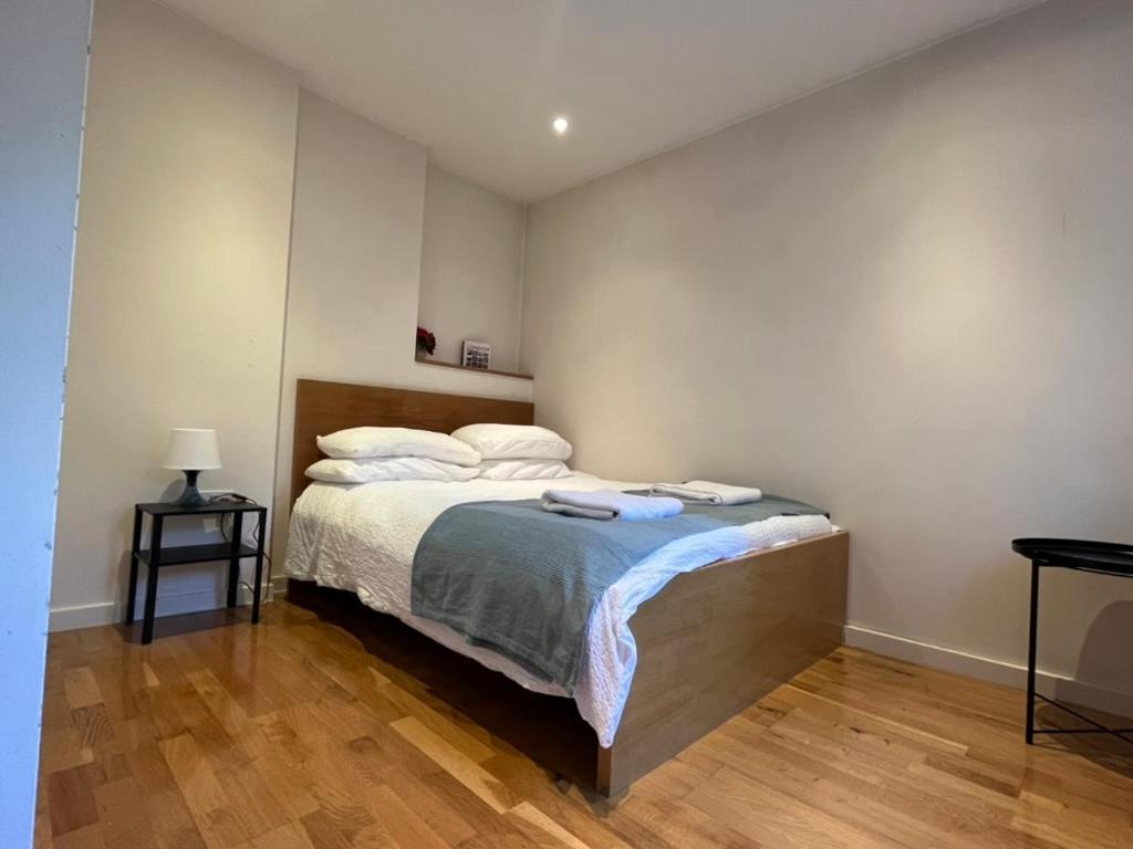 Apartment Bright And Airy One Bedroom Condo, Olympia, Kensington London