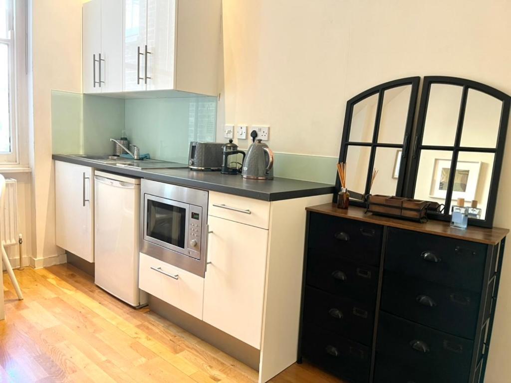 Bright And Airy One Bedroom Condo, Olympia, Kensington * London