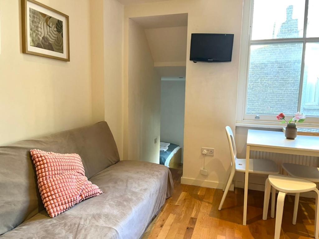 Bright And Airy One Bedroom Condo, Olympia, Kensington Apartment London