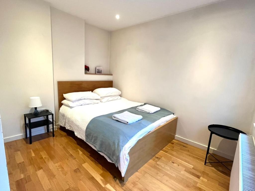 Bright And Airy One Bedroom Condo, Olympia, Kensington London