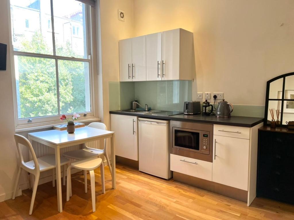 Bright And Airy One Bedroom Condo, Olympia, Kensington Apartment London